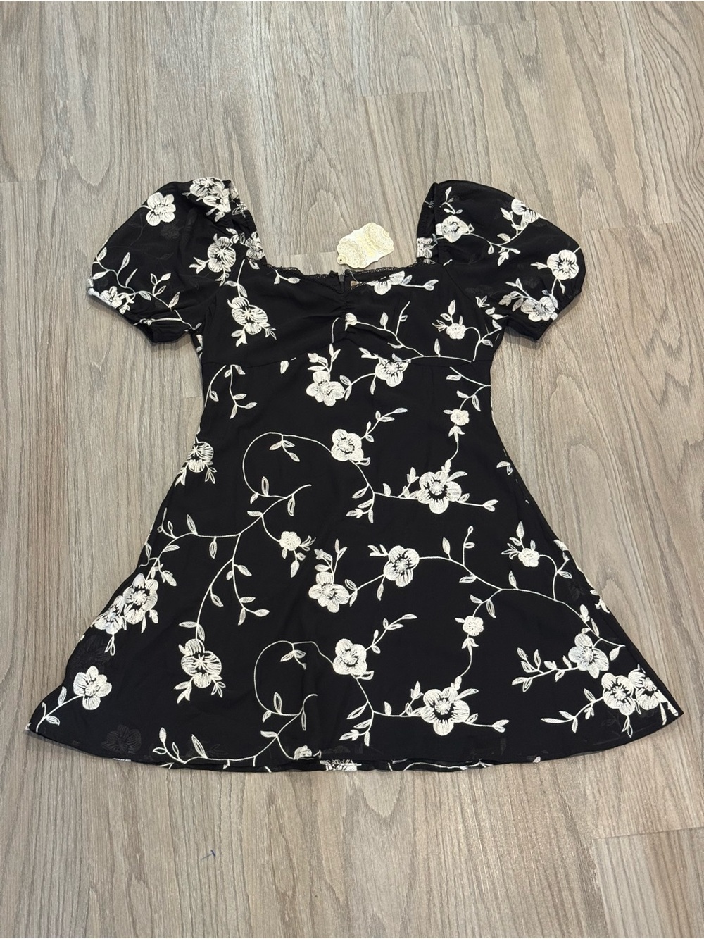 Altar’d state Black Floral Puff-Sleeve Embroidered Dress Large NEW